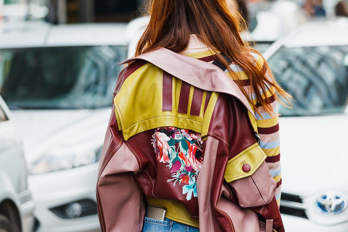 femme sur un scooter avec grand sac brun