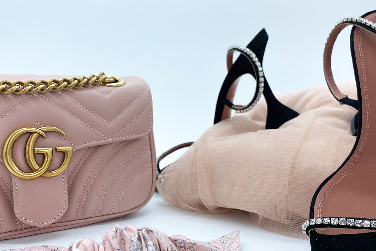 sac blanc et robe noire blanche