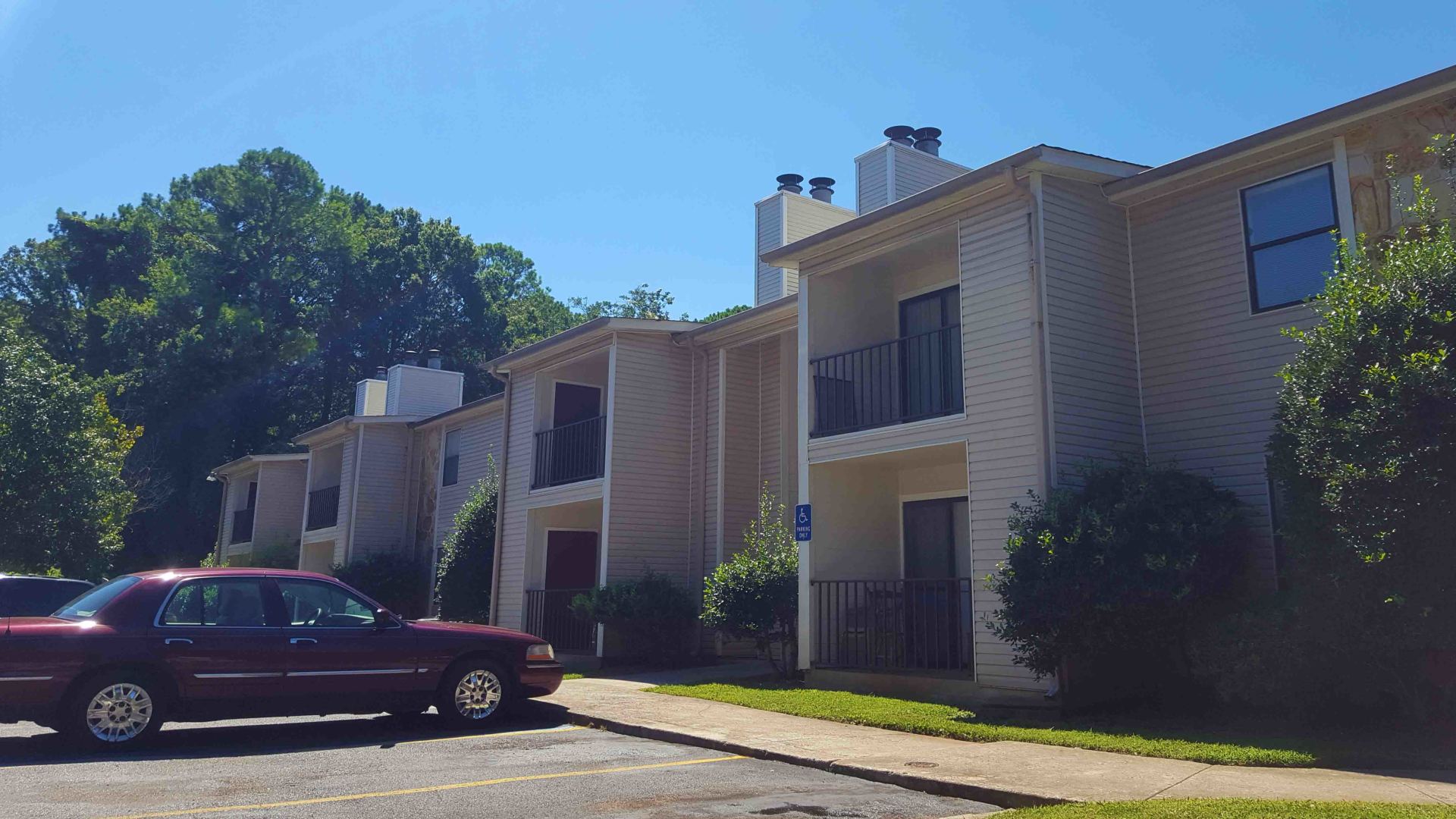 Pinehurst side entrance with cars