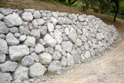 muro di pietra diagonale