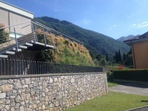 abitazione con ringhera in pietra