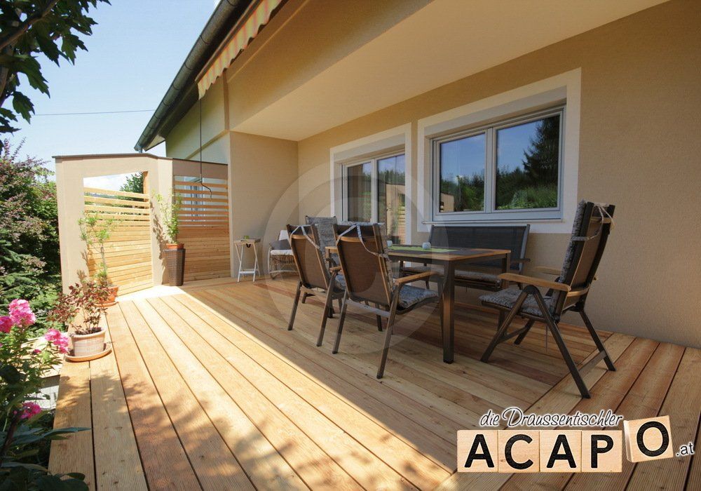 Holzterrasse Lärche mit Sitzgelegenheiten und Sichtschutz