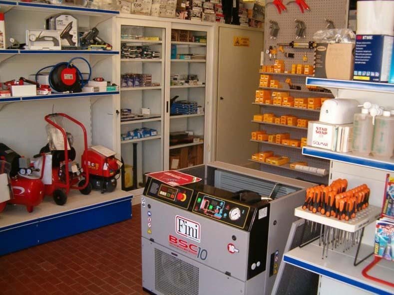 Un negozio pieno di tanti attrezzi e una macchina con su scritto
