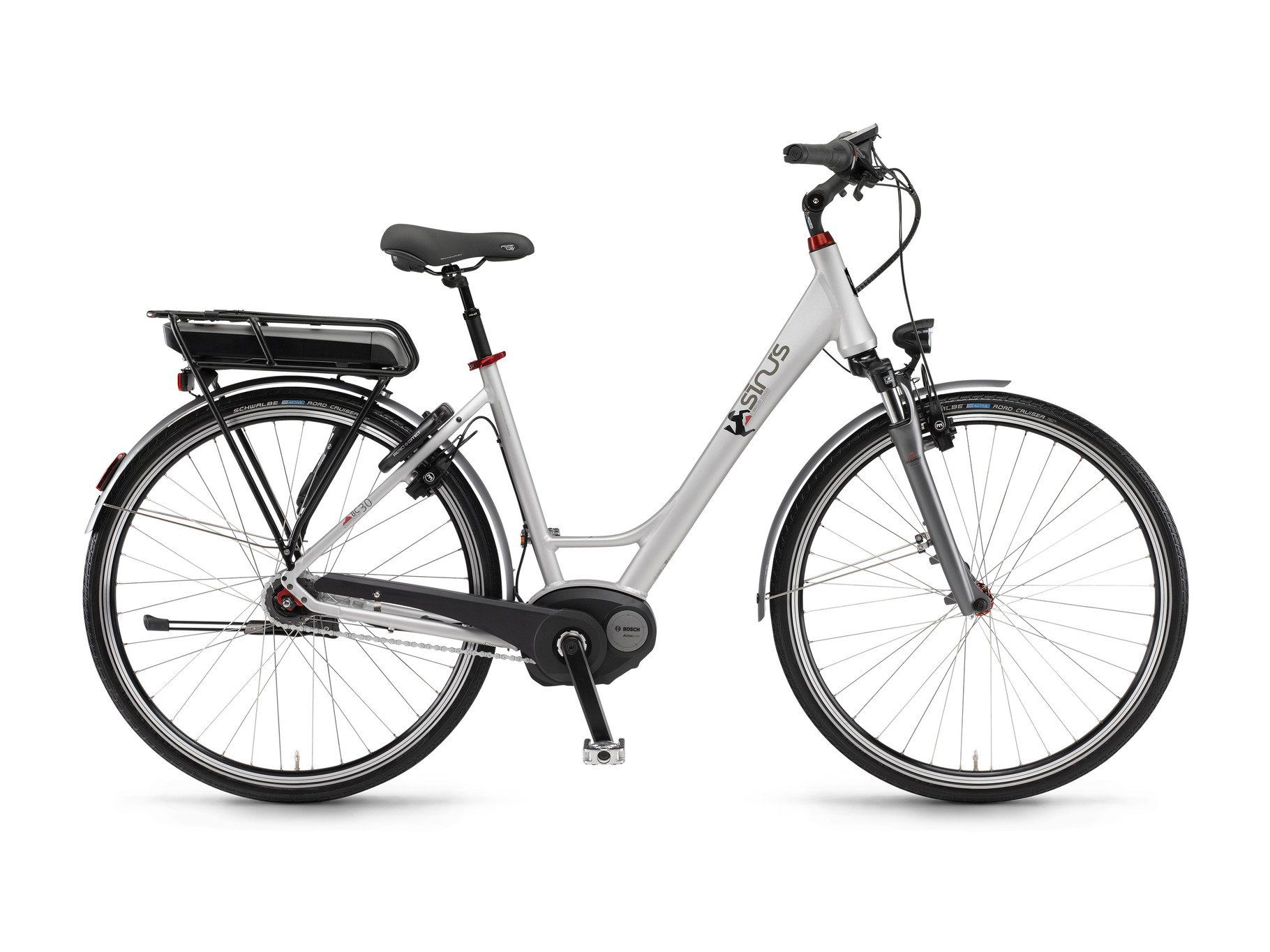 Ein weiß-schwarzes Elektrofahrrad mit Motor auf weißem Hintergrund.