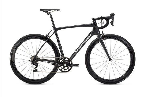 Ein schwarzes Fahrrad steht auf einer weißen Fläche.