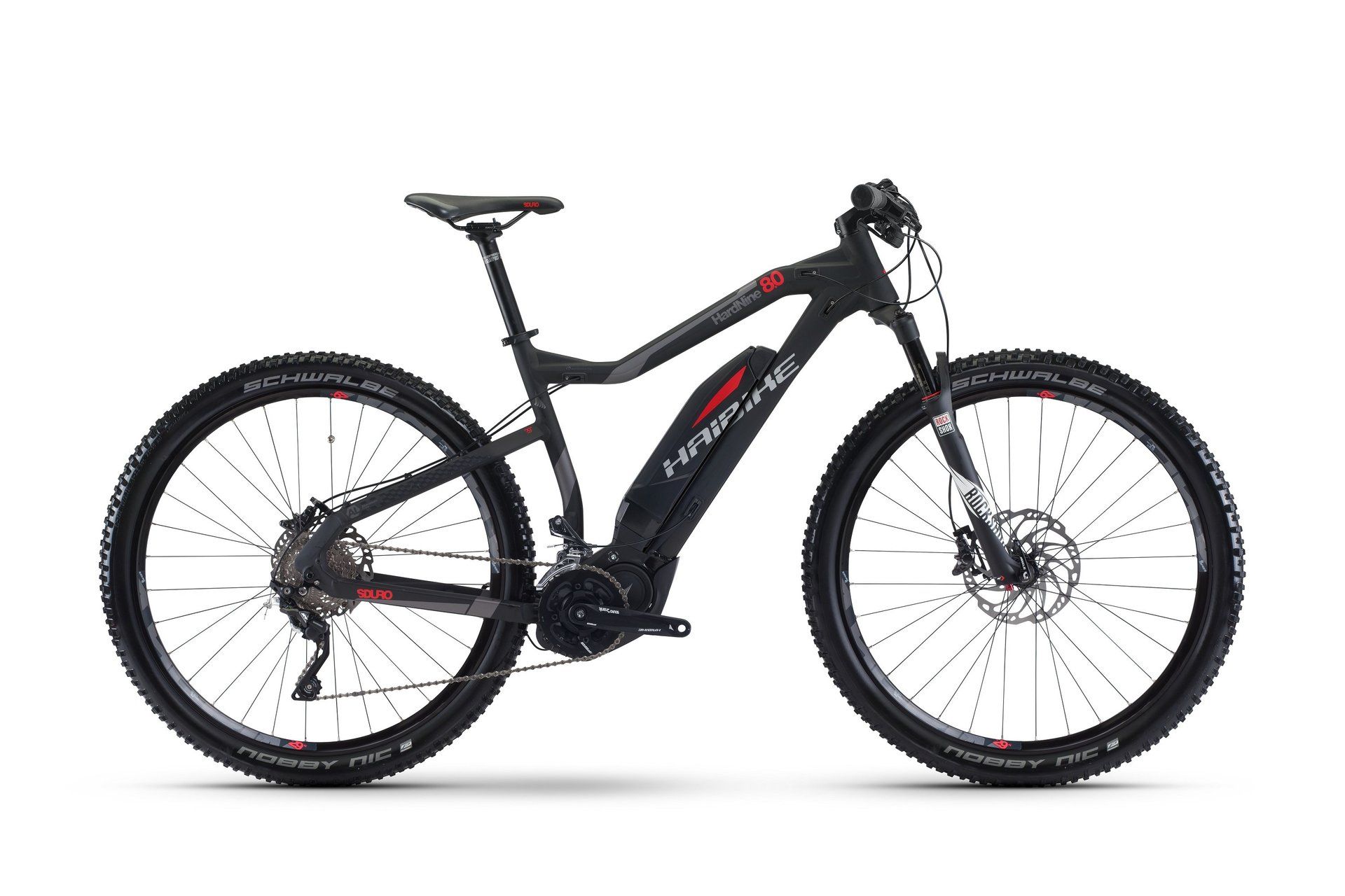 Ein schwarz-rotes elektrisches Mountainbike auf weißem Hintergrund.