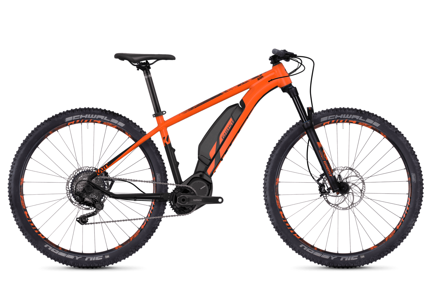 Ein orange-schwarzes elektrisches Mountainbike auf weißem Hintergrund.