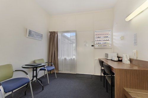 queen budget room
