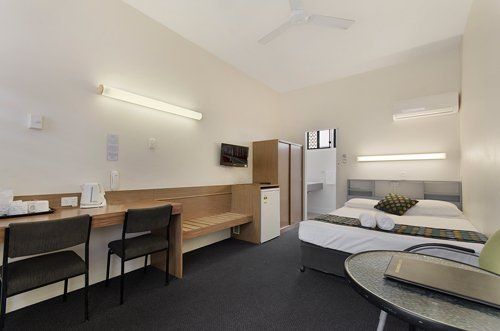 queen budget room