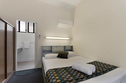 queen budget room