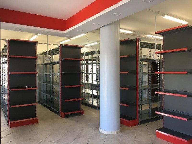 scaffalature nere e rosse