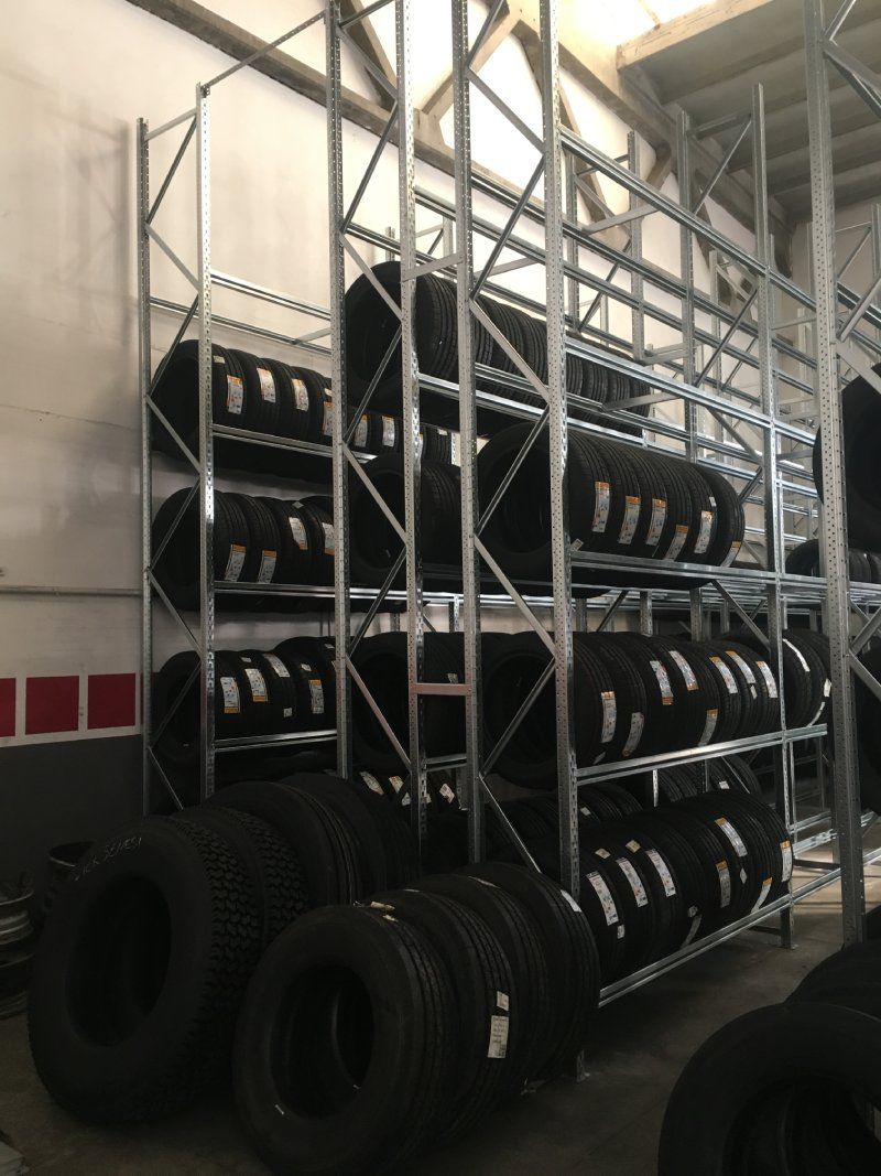 scaffale con gomme