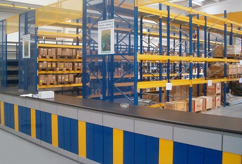 banco vendita e scaffalature