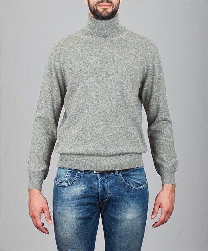 Uomo con maglione