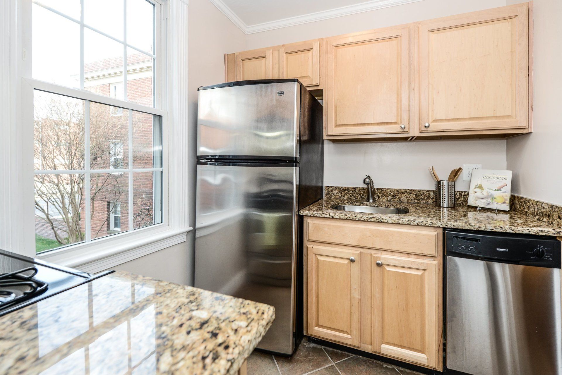 Natural Maple Kitchen Cabinets & Granite Countertops