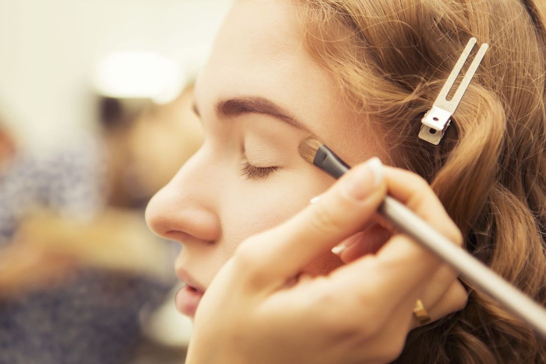 Modella durante una lezione di trucco
