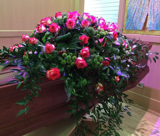 copribara con rose rosse impresa funebre di Piacenza