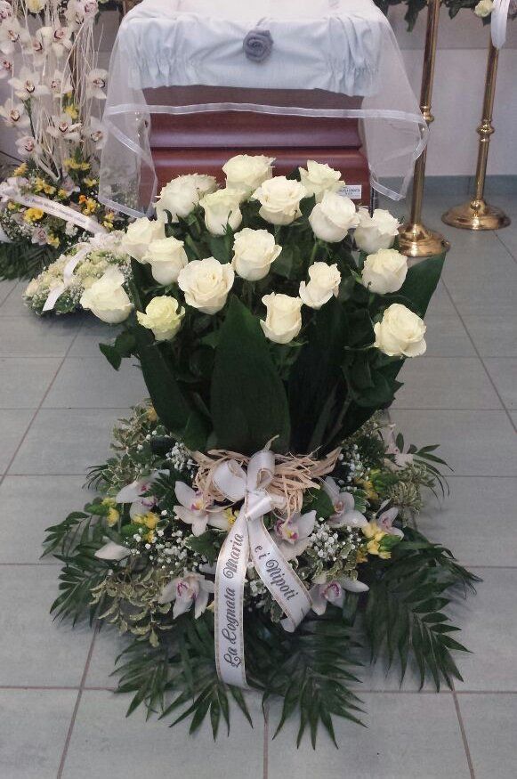 Bouquet di rose bianche per funerale