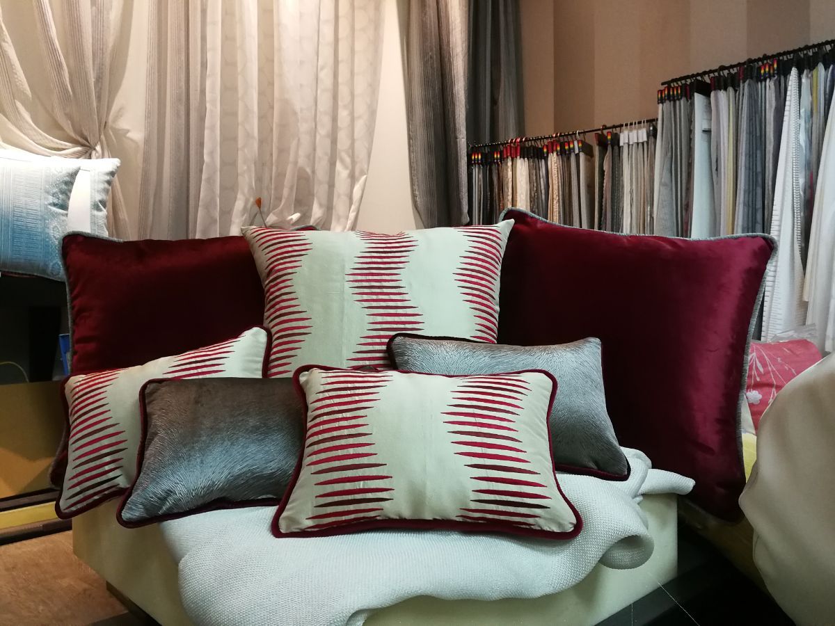 cuscini in diverse forme e colorazioni