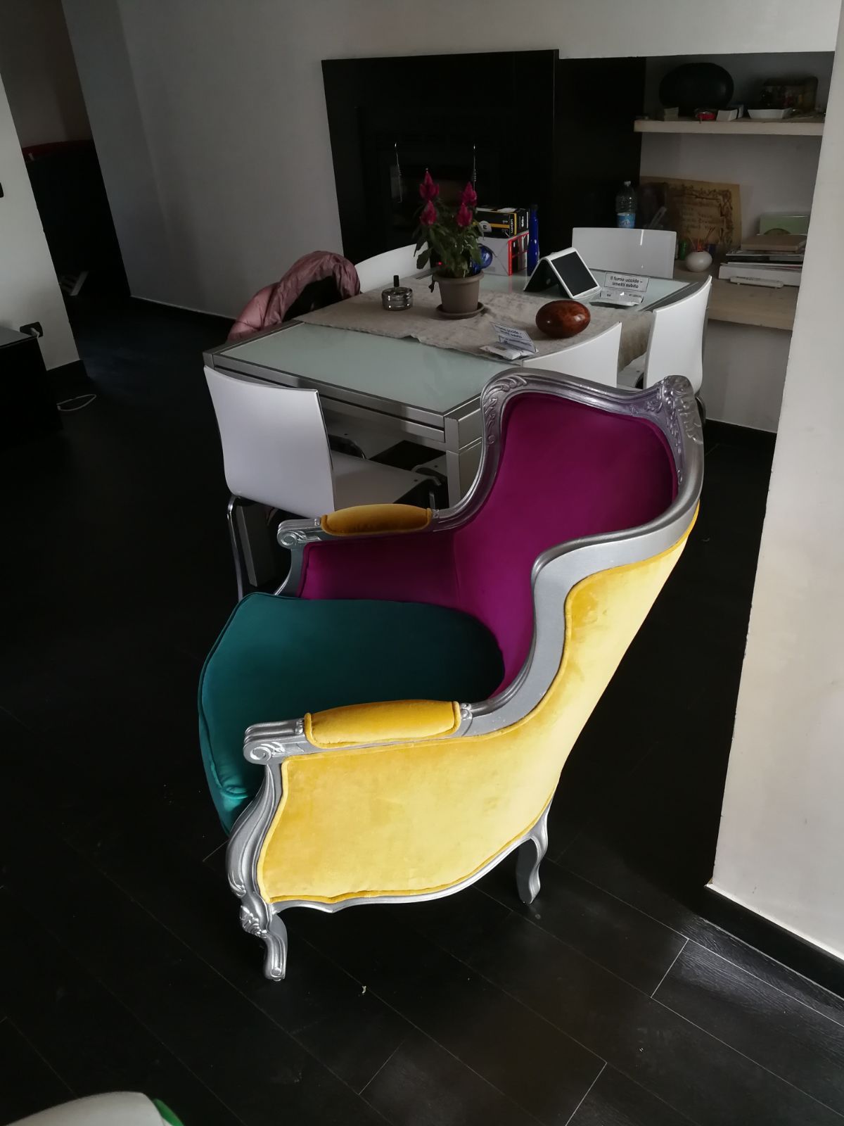 poltrona dallo stile classico dopo lavoro di tappezzatura