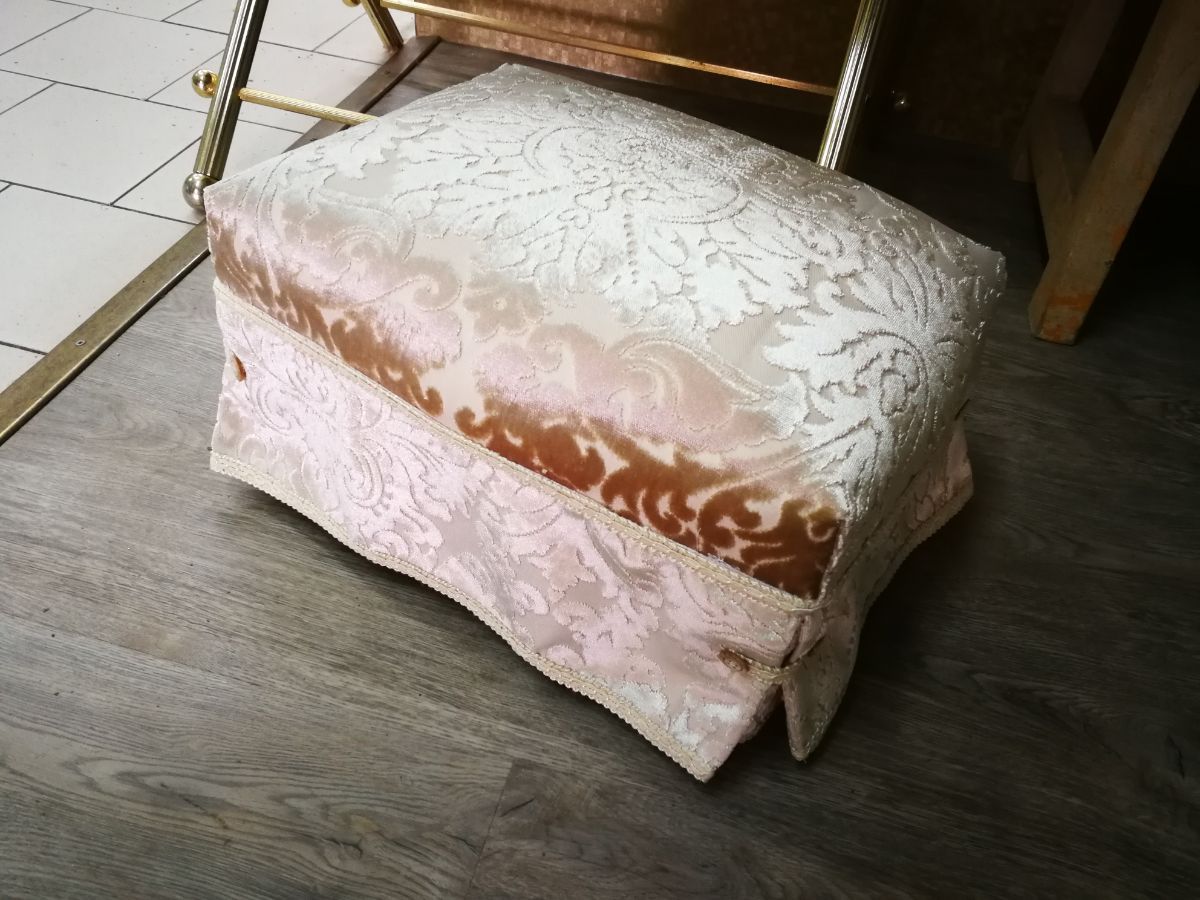 pouffe tappezzato dallo stile classico