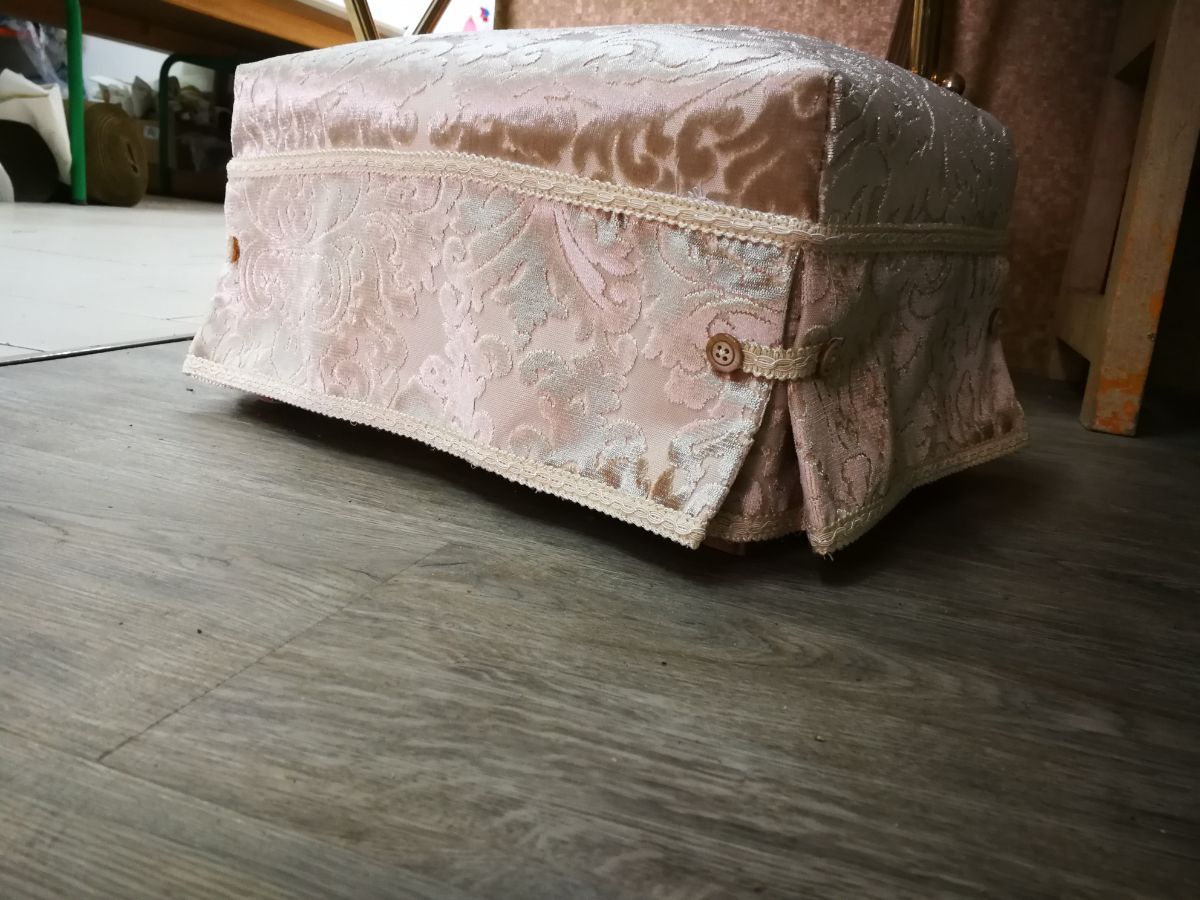 dettaglio poltroncina tappezzata con stile classico