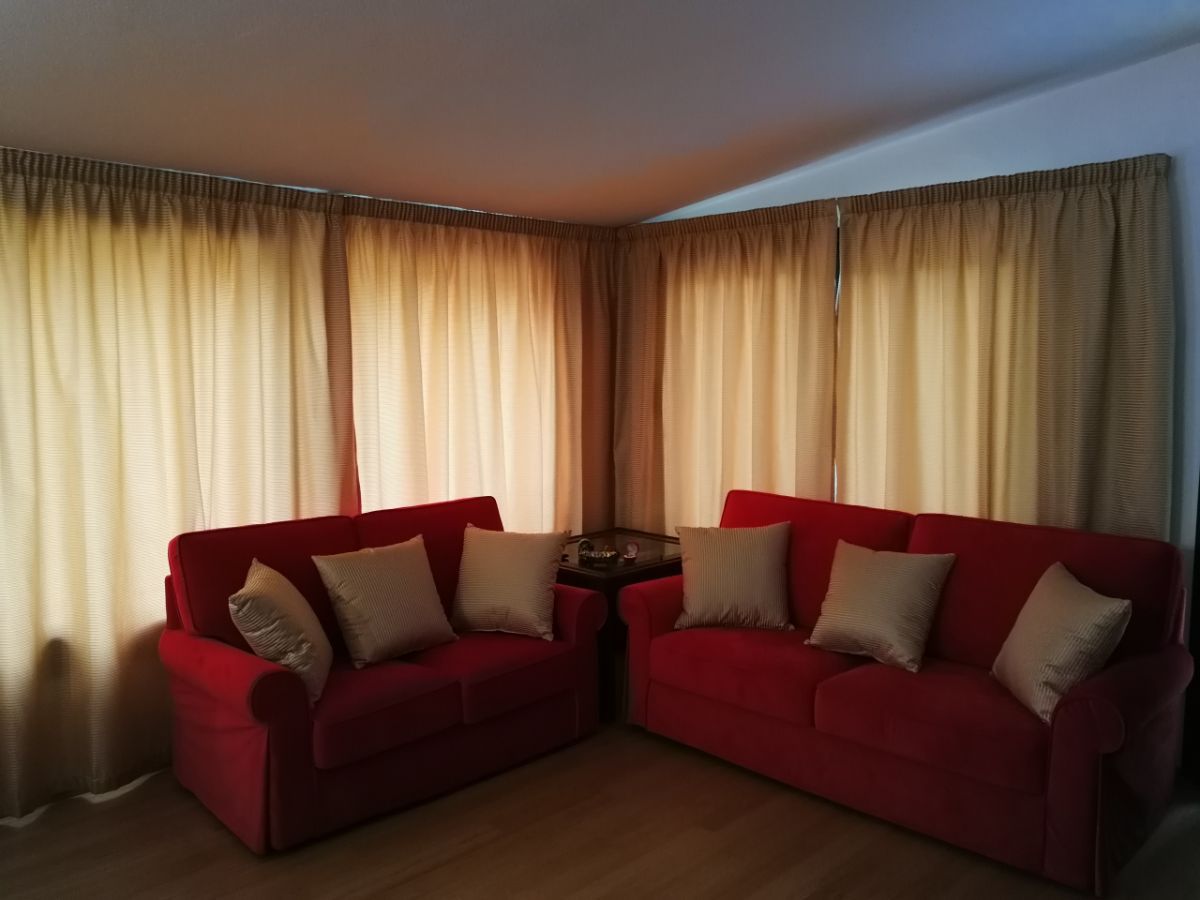 divano di tessuto di colore rosso
