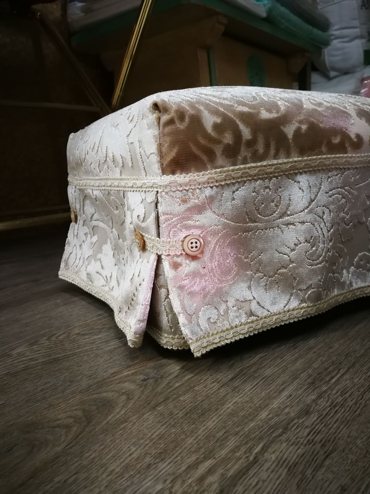 divano letto tappezzato di colore grigio
