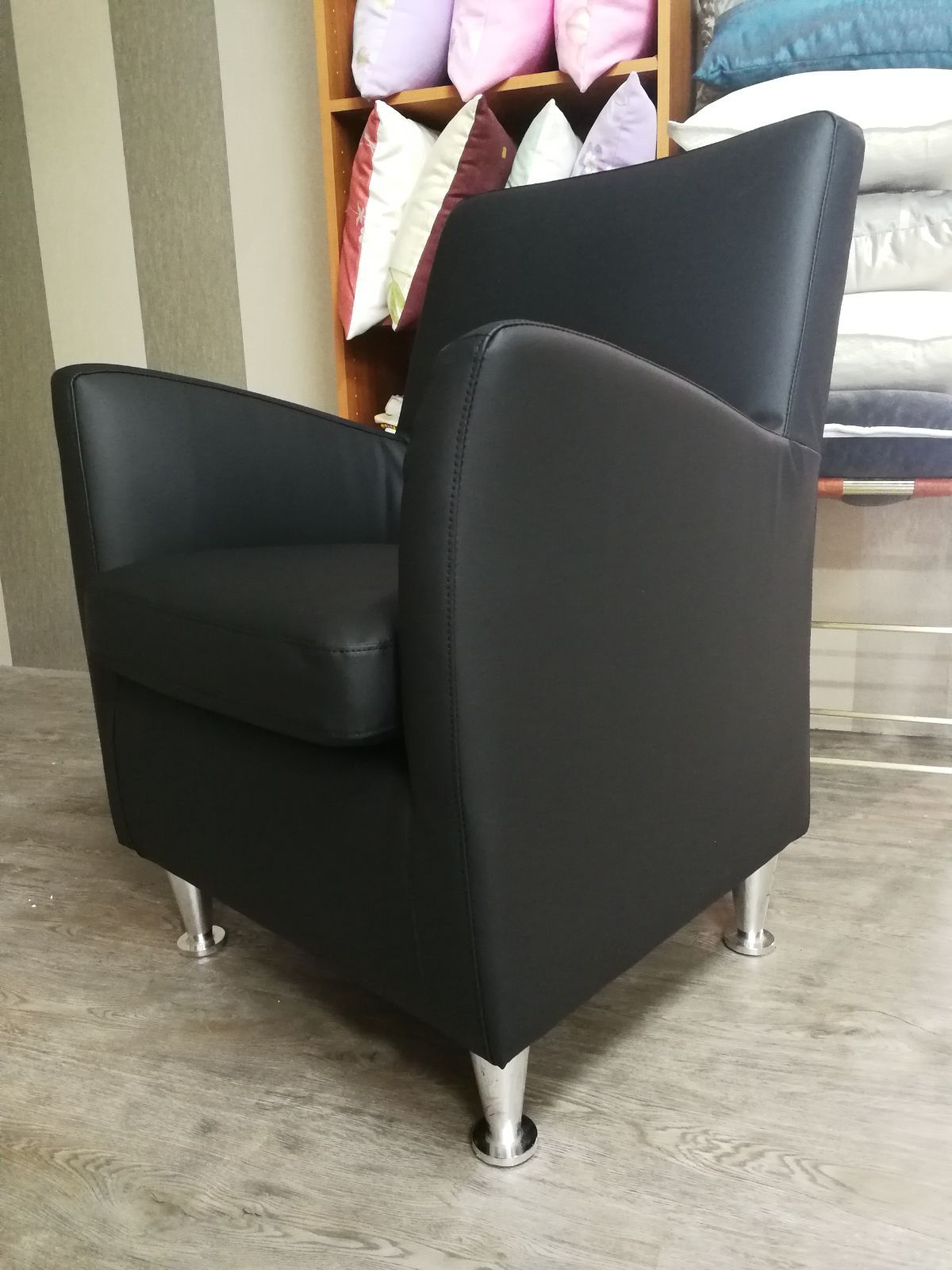 poltrona tappezzata nera