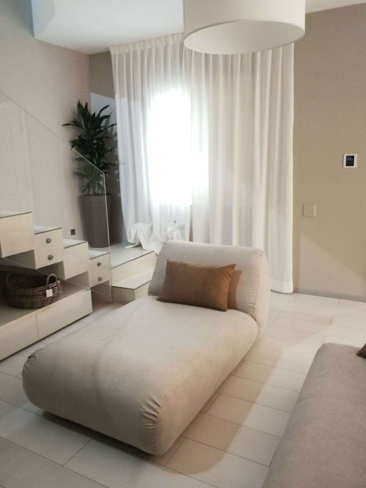 divano letto singolo tappezzato di colore beige