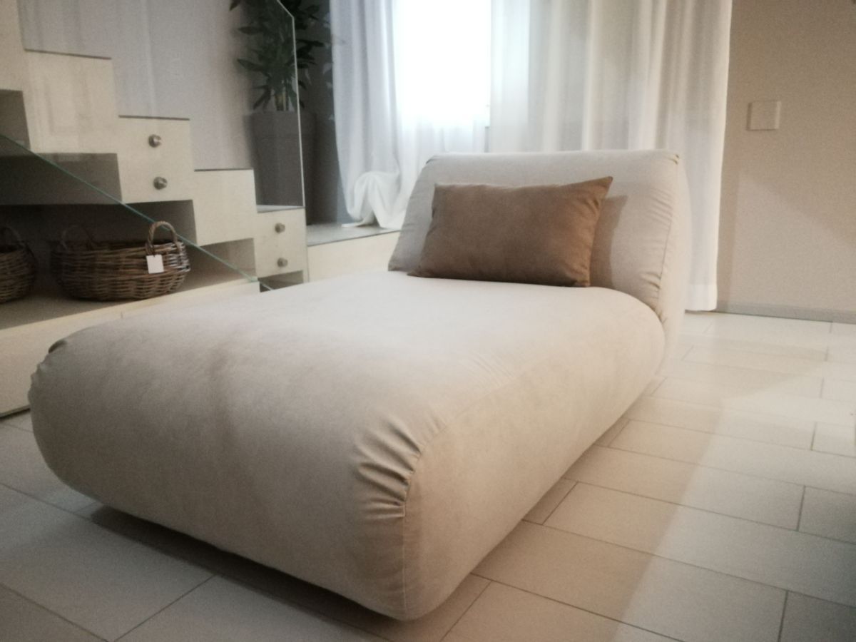divano letto tappezzato di colore beige