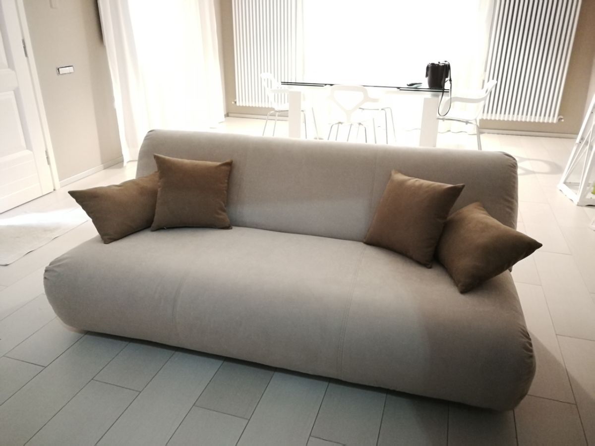 divano tappezzato di colore beige
