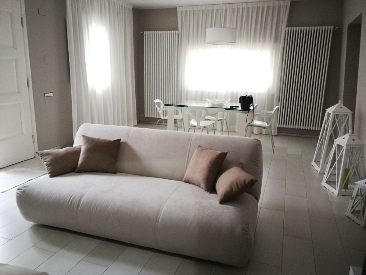 divano tappezzato beige