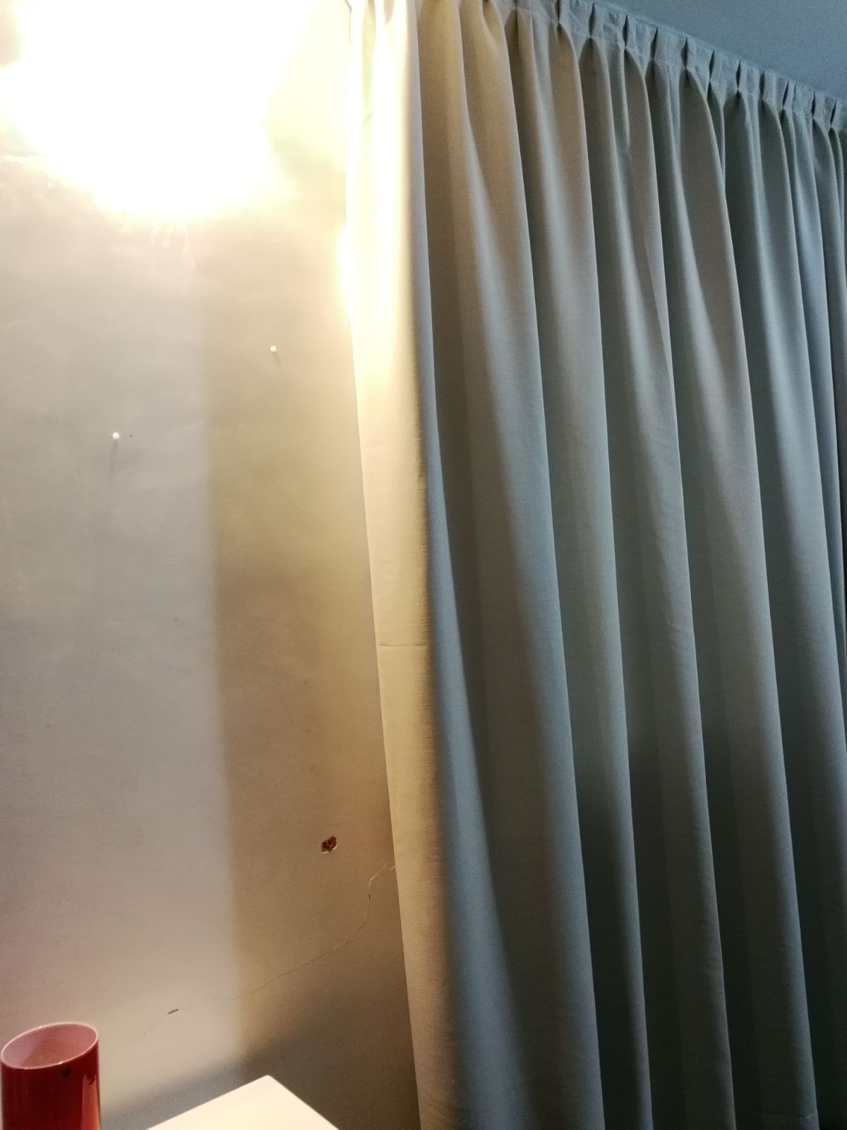 dettaglio tenda grigia coprente