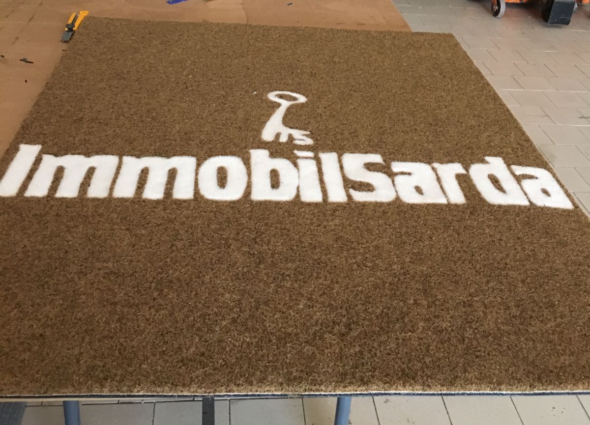 moquette con scritta Immobisarda