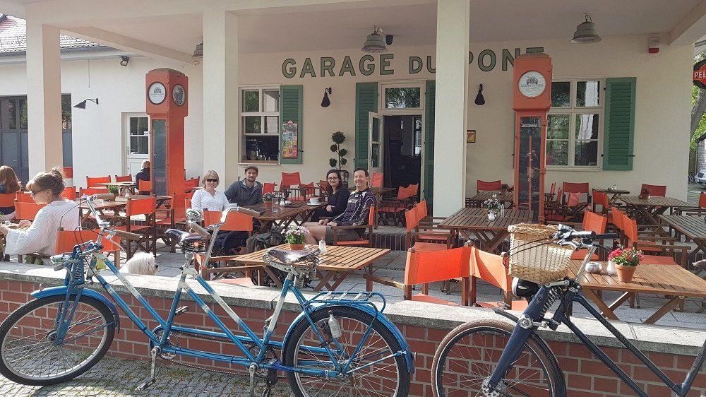 Foto einer alten Tankstelle mit Pumpen aus den 50-er Jarhen