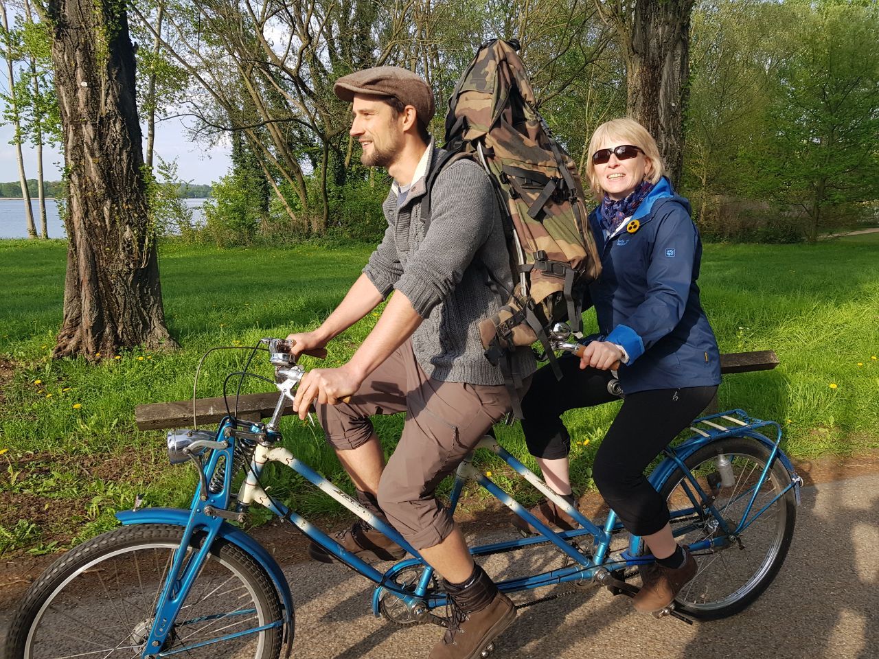 Foto von Mathias und Anja auf dem historischen Tandem im Park
