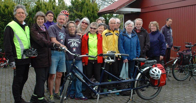 Foto von vielen Tandemclubmitgliedern und einem Tandem vor unserer Vereinshalle.