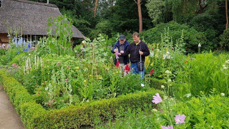 Das Foto zeigt Arno und Rudi im Kräutergarten