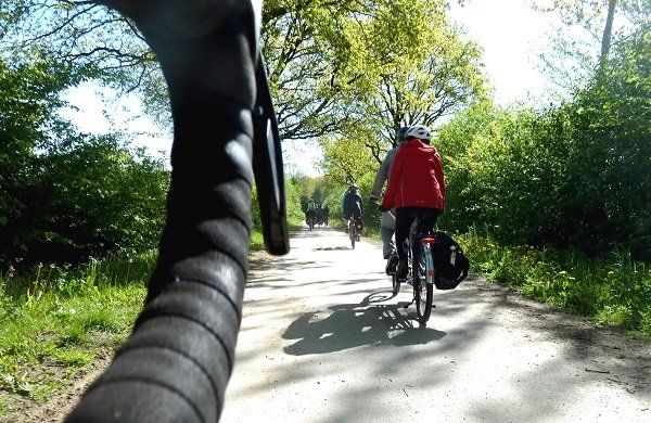 Foto von einigen Tandemfahrern, geschossen durch den Lenker