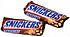 Bild zweier Snickersriegel, die schon ein wenig weich sind, weil es so warm ist und die Schokolade geschmolzen ist