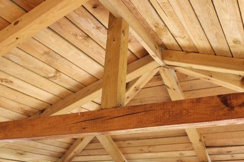 un tetto in legno visto da dentro