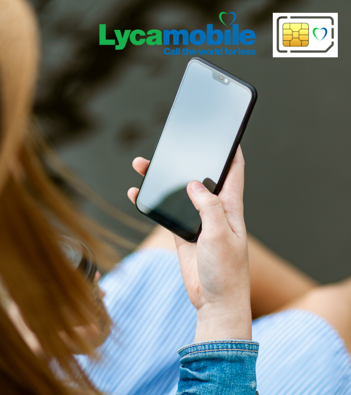 uma mulher está segurando um telefone celular com o logotipo da lycamobile ao fundo