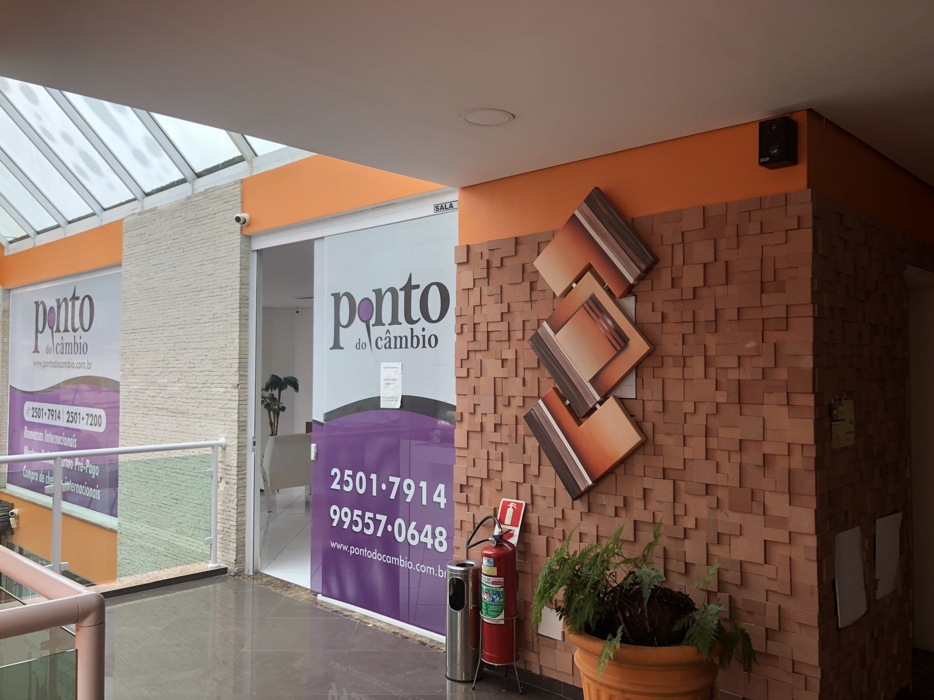 um prédio com uma placa que diz ponto nele