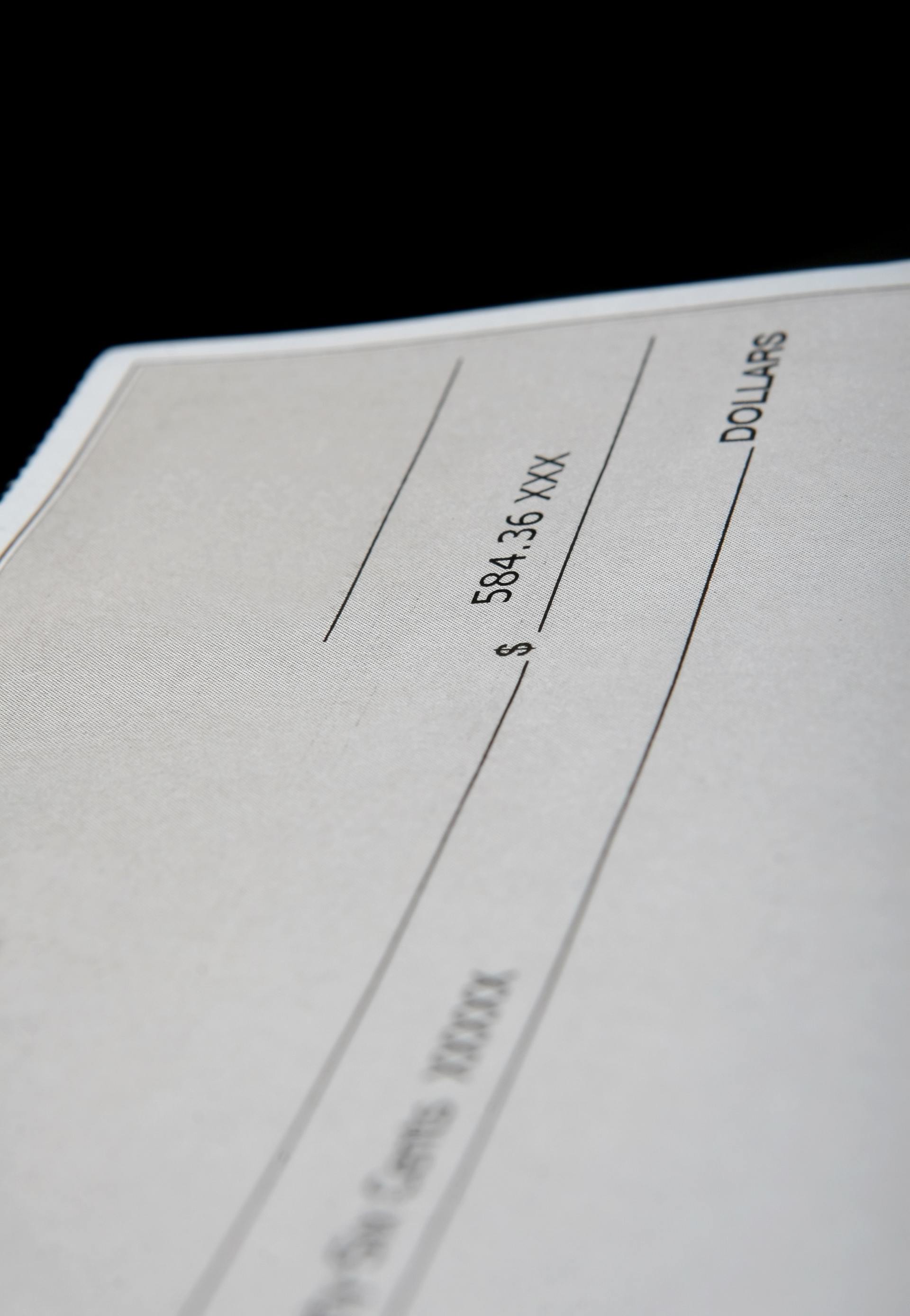 um close de um cheque que diz dólares