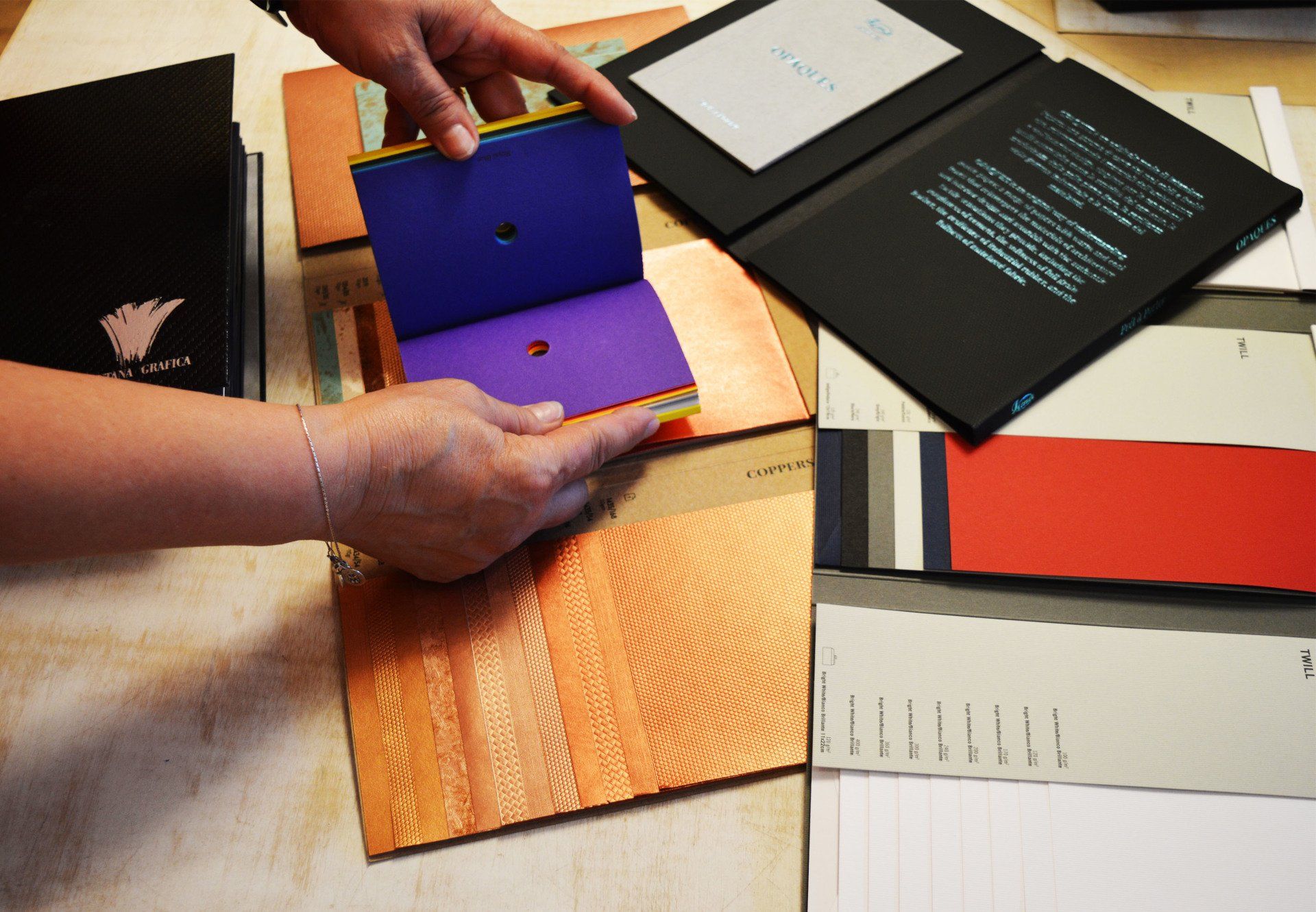 Seconda fase della progettazione Centerbox, la scelta di colori e materiali, l'utilizzo dei campionari delle nostre cartiere