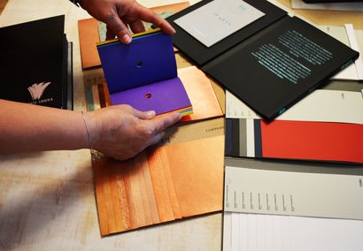 Seconda fase della progettazione Centerbox, la scelta di colori e materiali, l'utilizzo dei campionari delle nostre cartiere