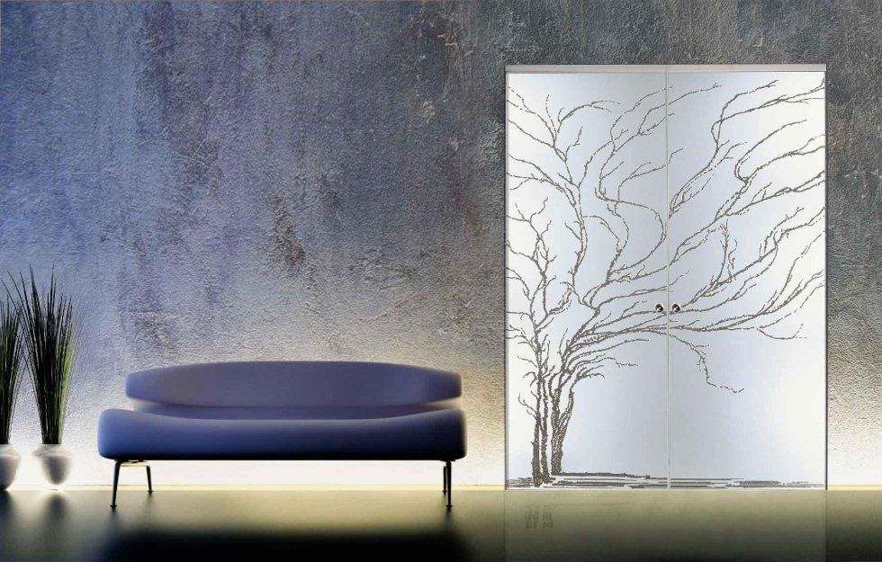 Ambiente sofisticato con porta decorata