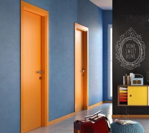Stanza con porte arancioni