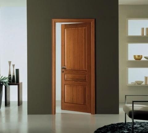 Ambiente con muro verde militare e porta in legno